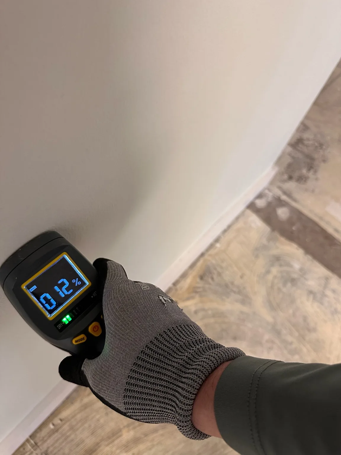 A second non-invasive wall screening point for comparison.