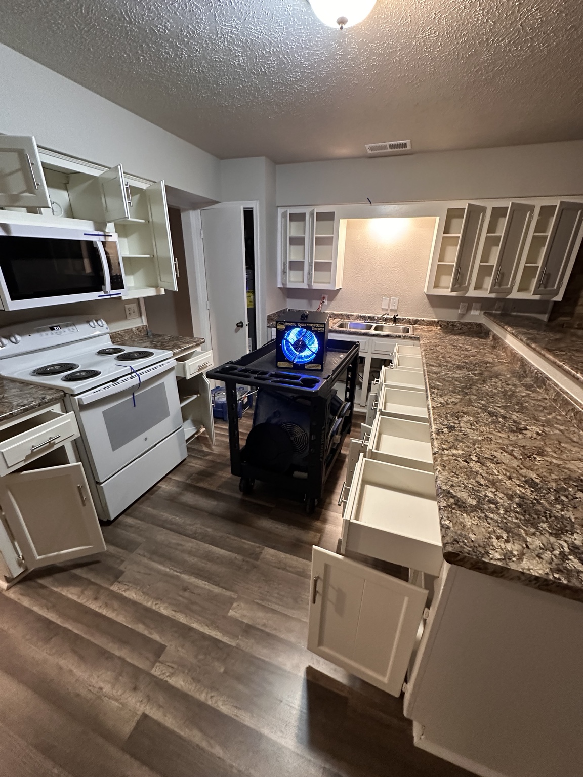 Hydroxyl equipment operating in kitchen